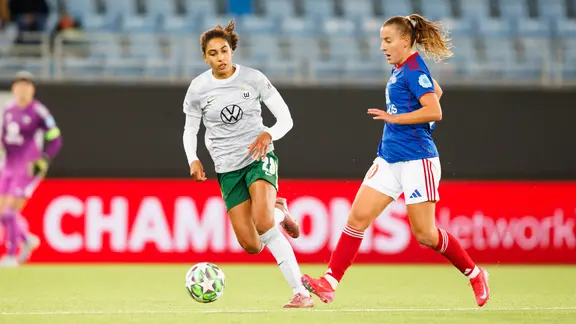 Cora Zicai (l.) vom VfL Wolfsburg im Duell mit Stine Brekken von Valerenga IF | IMAGO / Gonzales Photo Cora Zicai (l.) vom VfL Wolfsburg im Duell mit Stine Brekken von Valerenga IF