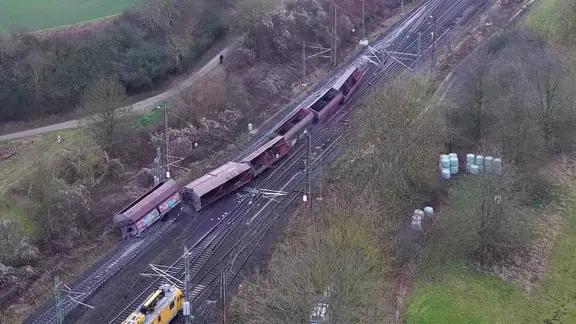 Entgleiste und umgekippte Waggons bei Elze auf der Bahnstrecke Hannover–Göttingen, Strecke nach Zugentgleisung gesperrt.