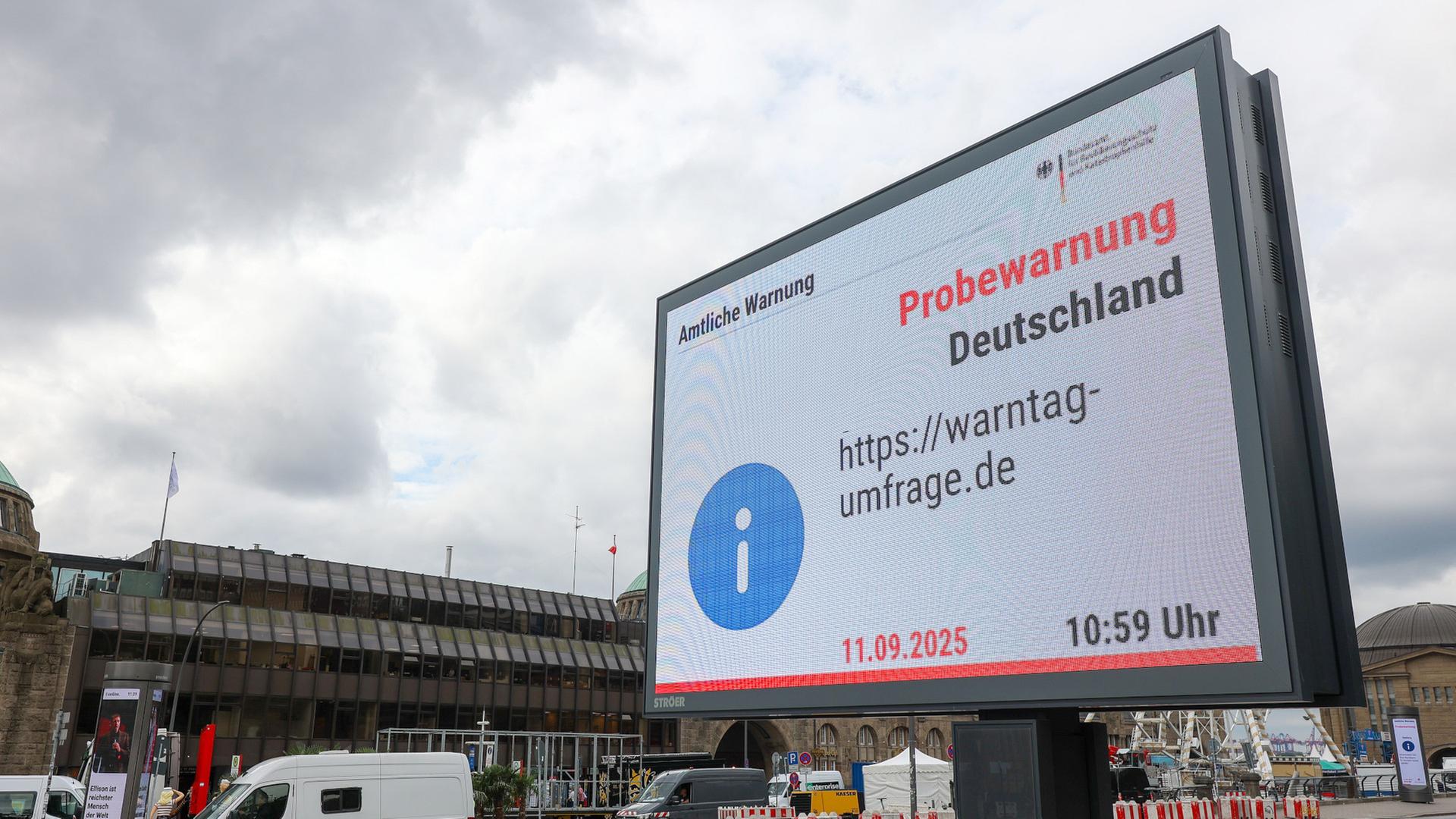 An den Landungsbrücken ist eine Meldung zum Probealarm auf einer Anzeigetafel zu sehen. | picture alliance/dpa, Bodo Marks