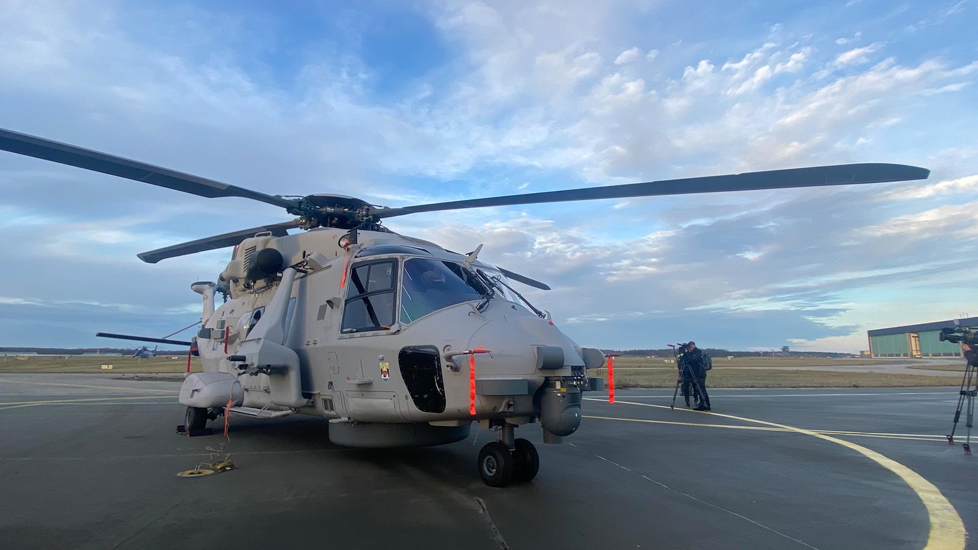 Ein Hubschrauber des Modells Sea Tiger steht in Nordholz am Marinestützpunkt. | NDR, Peter Becker