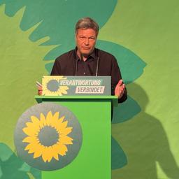 Robert Habeck spricht auf einem Parteitag der Grünen