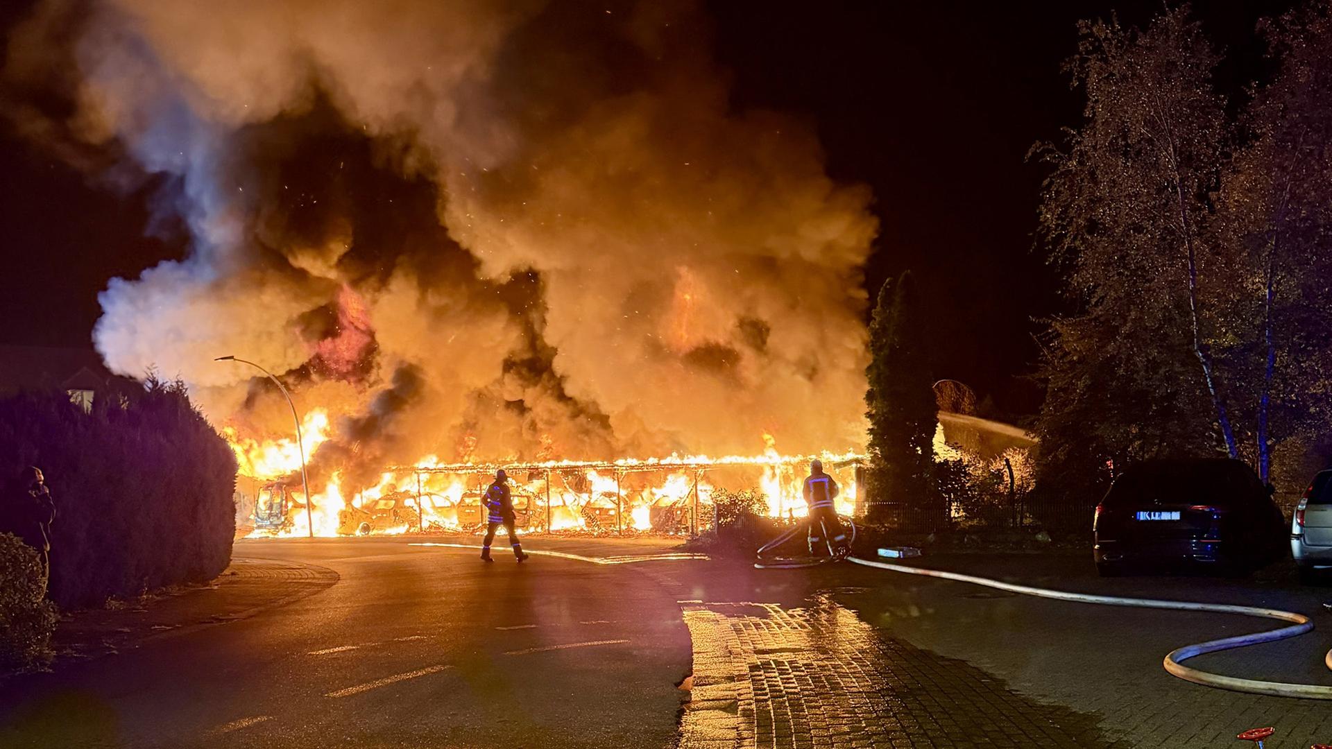 Feuerwehrleute versuchen, ein brennendes Carport zu löschen. | Christian Müller, Samtgemeindefeuerwehr Zeven