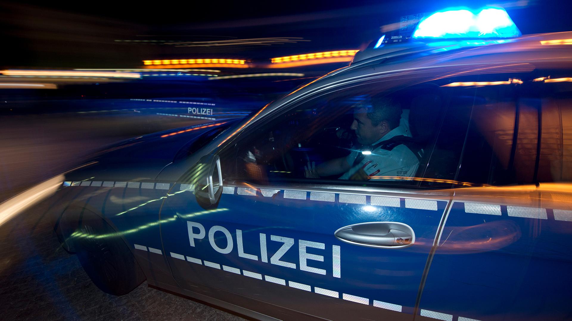 Eine Polizeistreife fährt in der Nacht zu einem Einsatz. | picture alliance/dpa/Patrick Seeger, Patrick Seeger