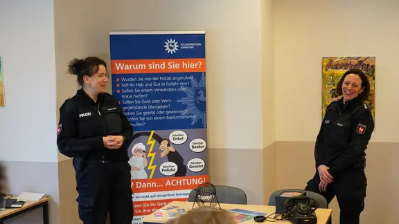 Mandy Eckhardt und Nina Bartel von der Polizei Hannover nehmen bei einem Beratungsbingo der Polizei teil.