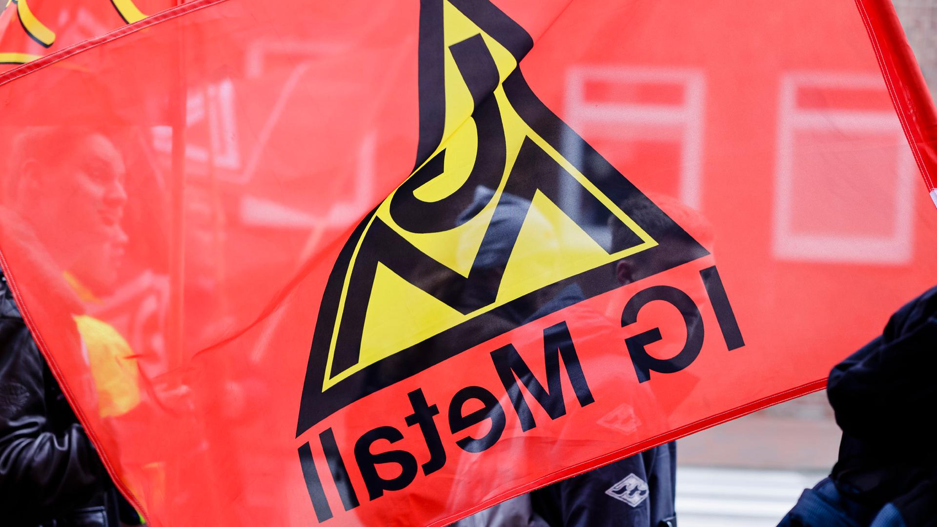 Eine Fahne der IG Metall weht während einer Kundgebung im Wind. | picture alliance/dpa | Frank Molter