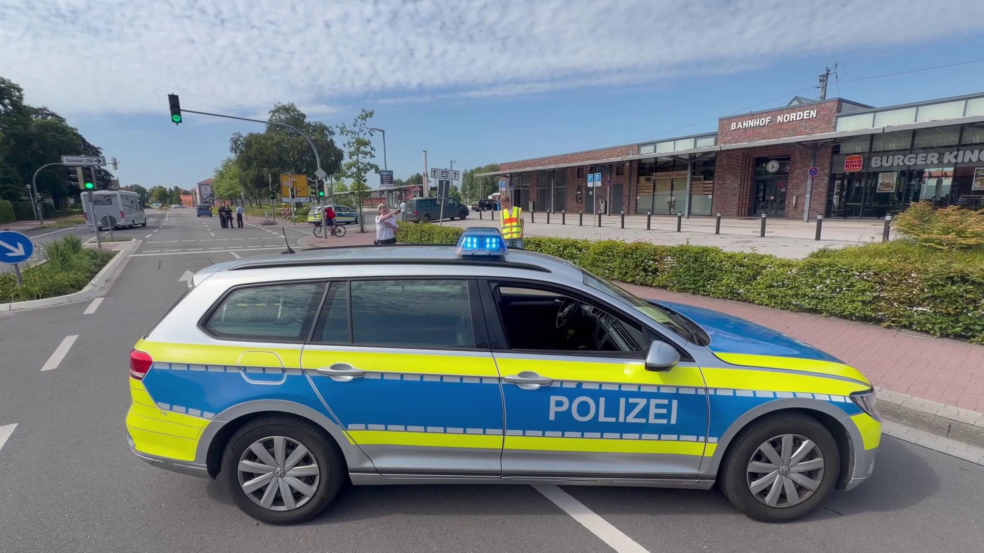 Ein Polizeiauto steht vor dem Bahnhof in Norden. | NonstopMedia