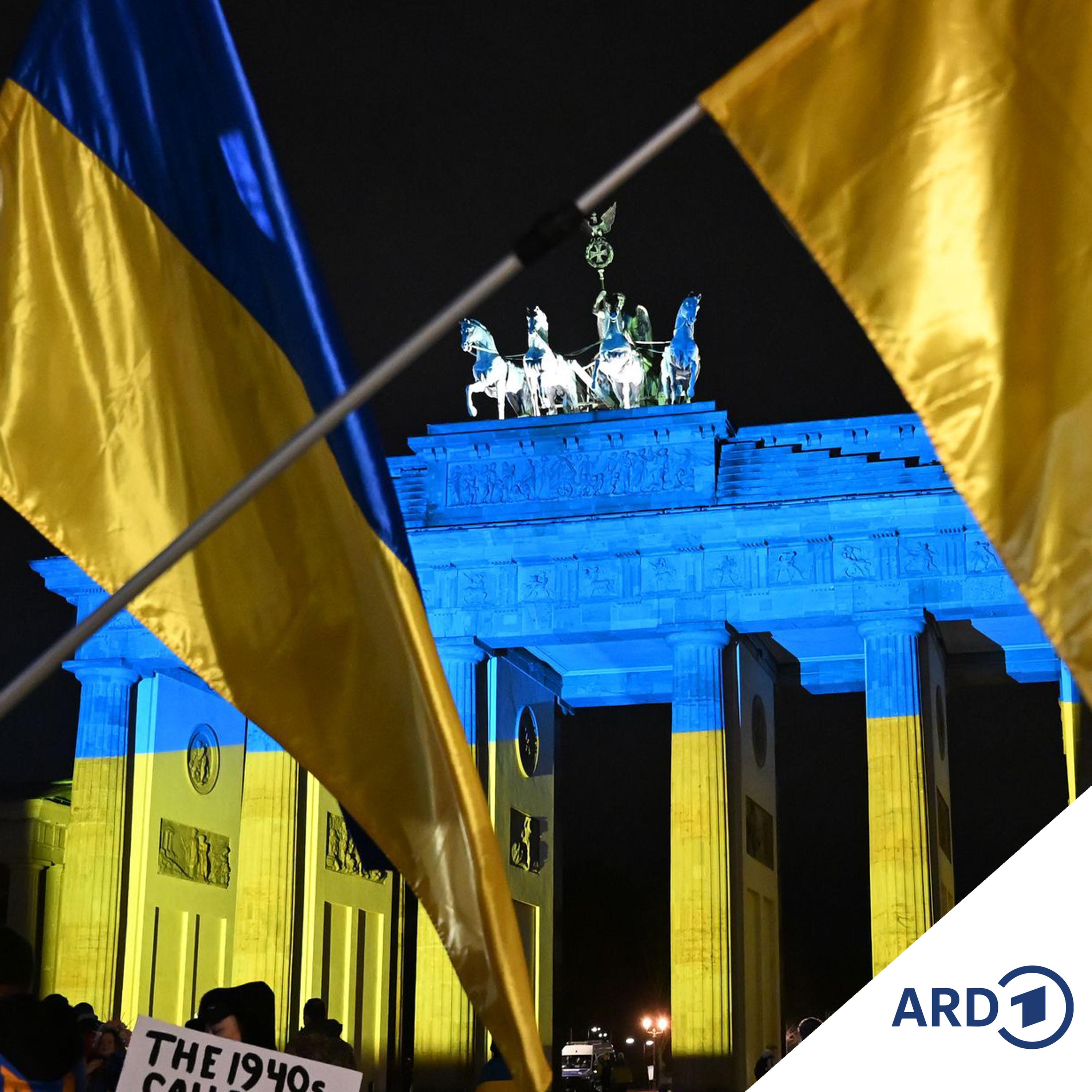 Solidarität mit der Ukraine - Tausende Menschen gehen in  Berlin auf die Straße