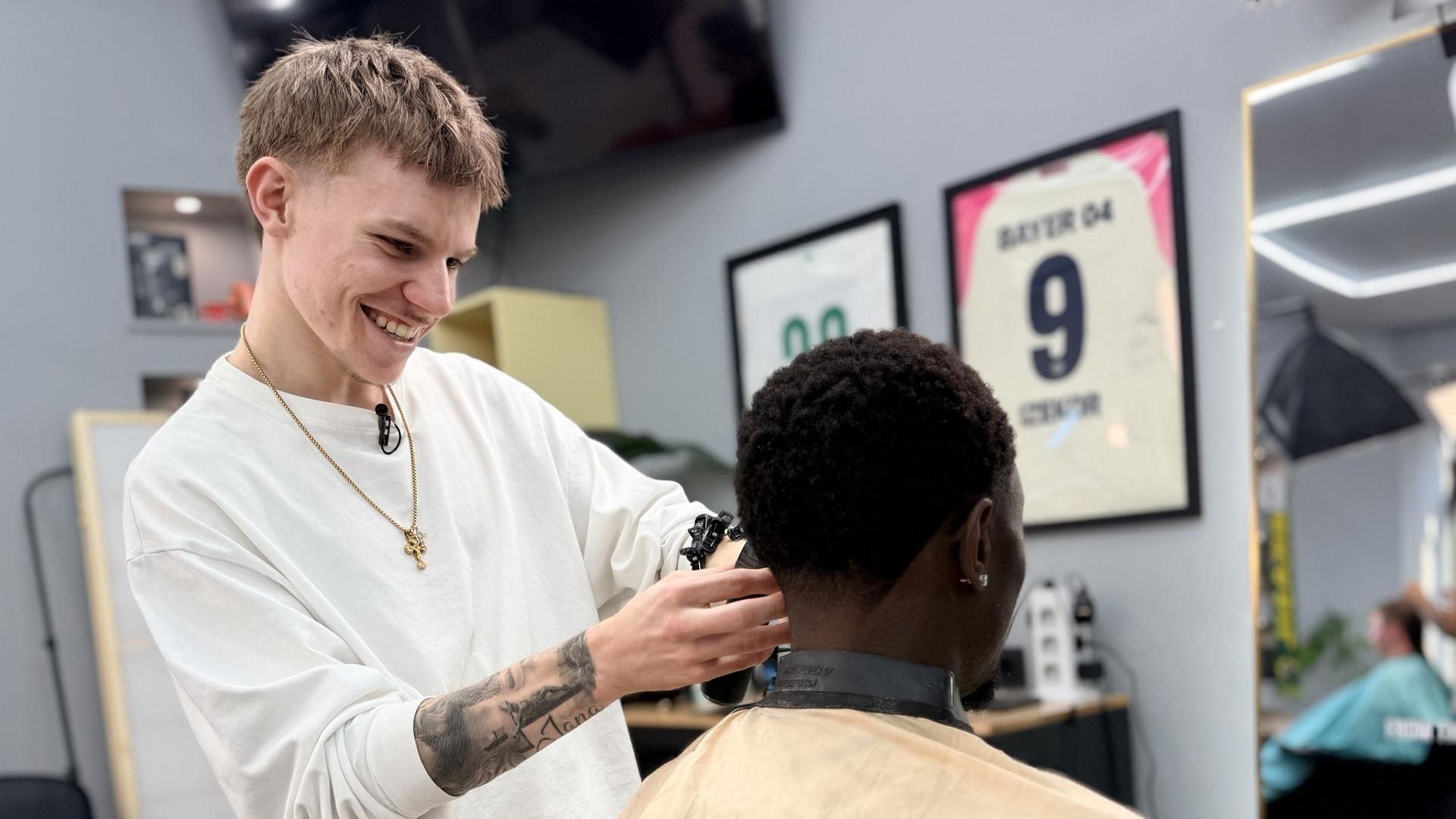 Der Friseur-Azubi Henrik Werner frisiert den Eintrachtprofi Aaron Opoku | NDR, Lukas Mauri