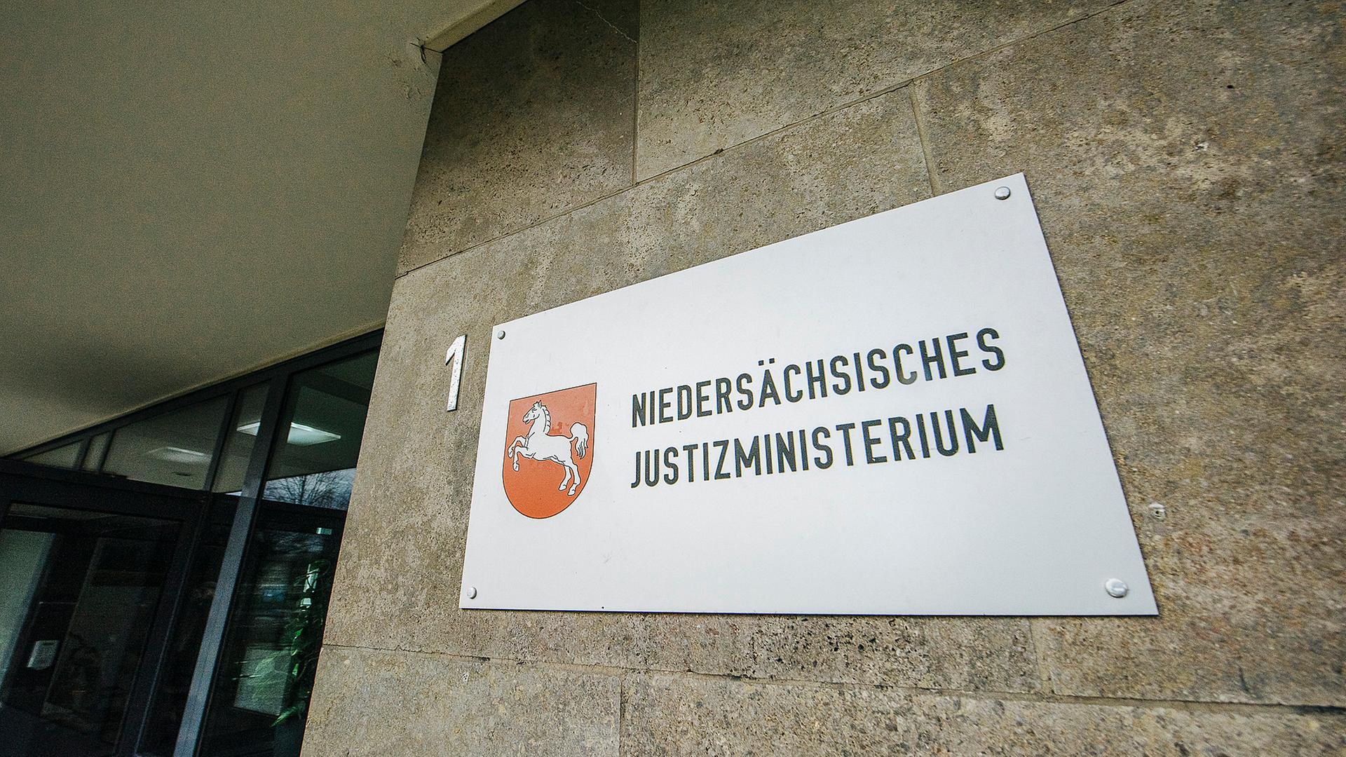 An einem Gebäude hängt ein Schild mit der Aufschrift Niedersächsisches Justizministerium. | NDR, Julius Matuschik