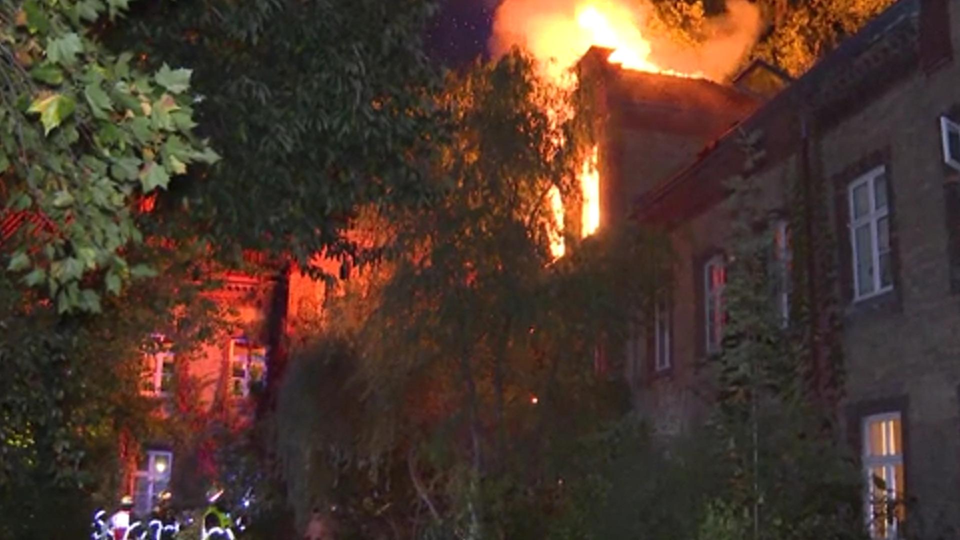 Wohnung in Flammen: Großeinsatz im Schröderstift