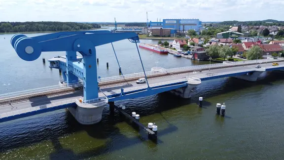 Drohnenaufnahme mit Blick auf die Peenebrücke mit der Peenewerft und Stadt Wolgast im Hintergrund