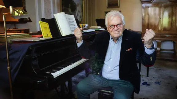Ein alter Mann (Justus Frantz) sitzt am Klavier und ballt die Fäuste. | picture-alliance/dpa, Christian Charisius Ein alter Mann (Justus Frantz) sitzt am Klavier und ballt die Fäuste.