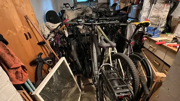 Mehrere Fahrräder sind in einem kleinen Keller zu sehen
