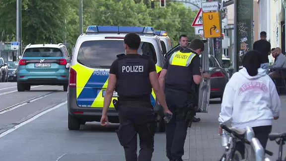 Polizisten im Rostocker Stadtteil Kröpeliner-Tor-Vorstadt auf der Suche nach einem vermissten Jungen