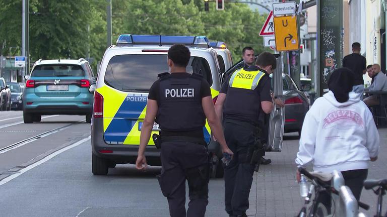 Polizisten im Rostocker Stadtteil Kröpeliner-Tor-Vorstadt auf der Suche nach einem vermissten Jungen