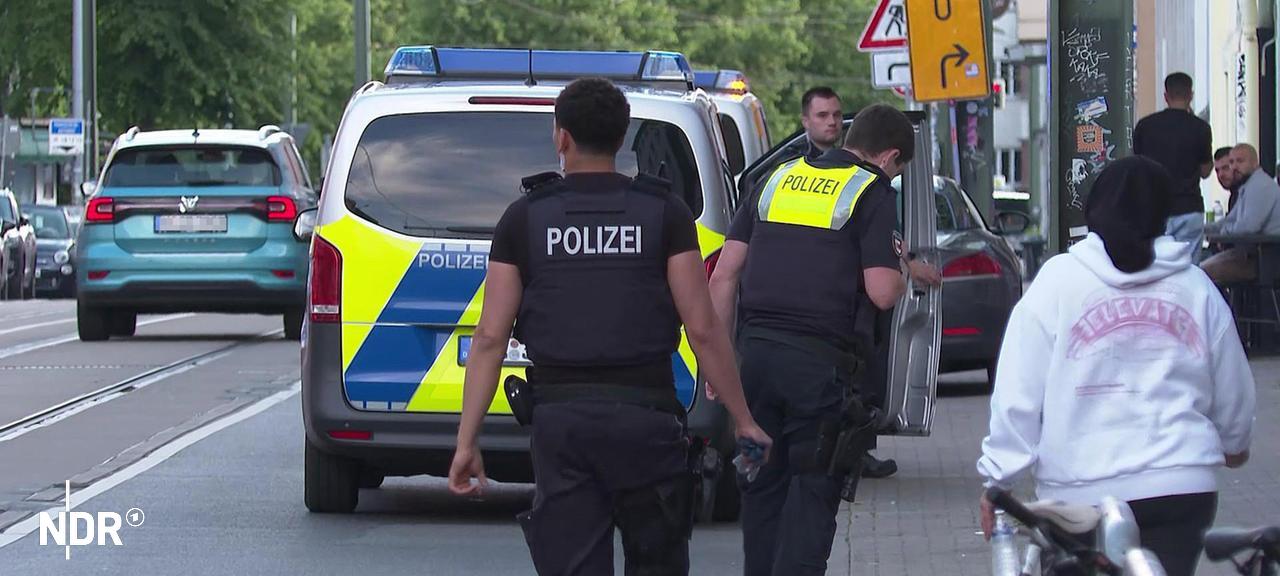 Polizisten im Rostocker Stadtteil Kröpeliner-Tor-Vorstadt auf der Suche nach einem vermissten Jungen | Stefan Tretropp/ Nons Stop News Rostock Polizisten im Rostocker Stadtteil Kröpeliner-Tor-Vorstadt auf der Suche nach einem vermissten Jungen