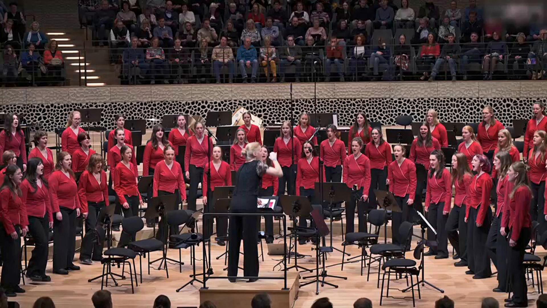 Starke Stimmen: Auftritt des Mädchenchors Hamburg geht ins Herz