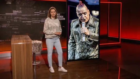ZAPP Moderatorin Kathrin Drehkopf neben einem Foto von Rammstein-Sänger Till Lindemann