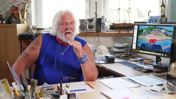 Intendant Peter Venzmer an seinem Schreibtisch.