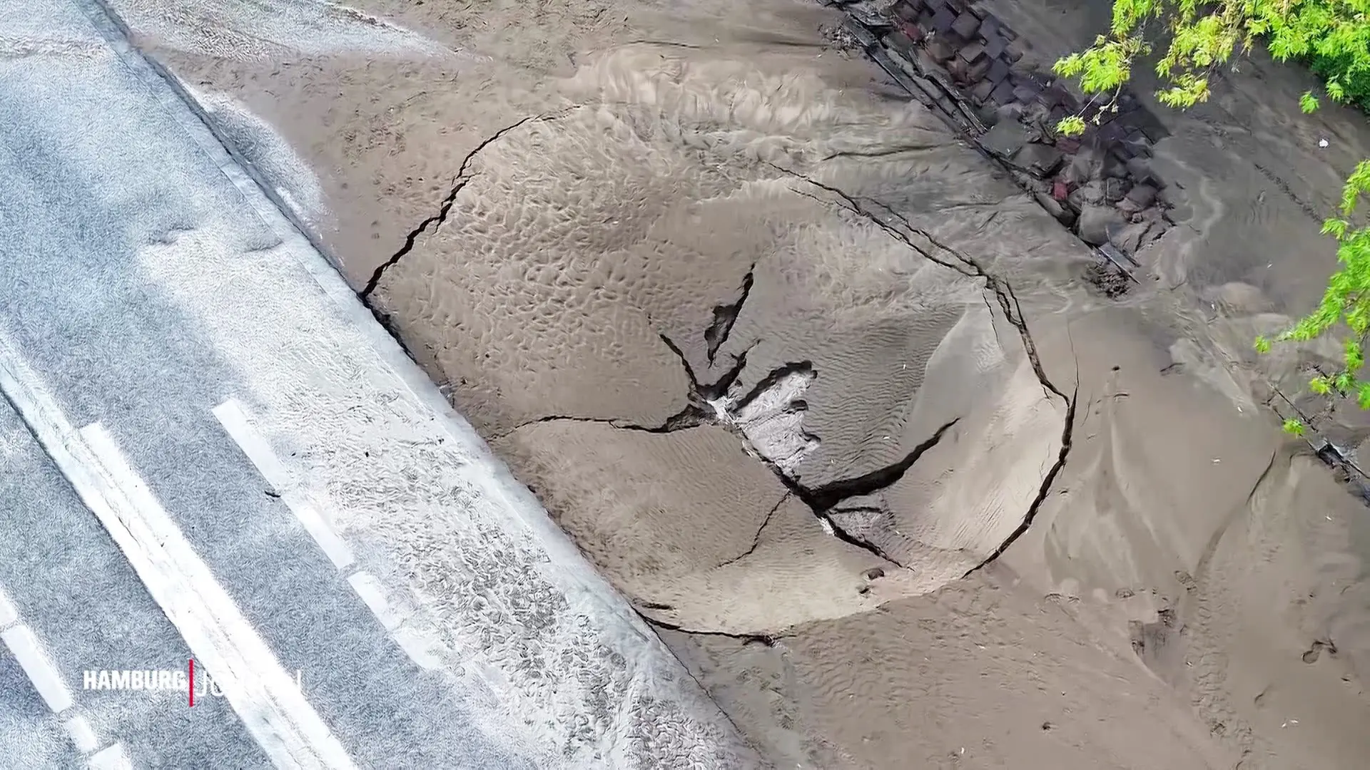 Großer Rohrbruch legt Buxtehuder Straße in Harburg lahm