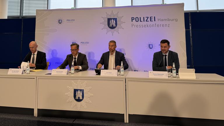 Hamburgs Polizeipräsident Falk Schnabel (2.v.l.) bei einer Pressekonferenz.
