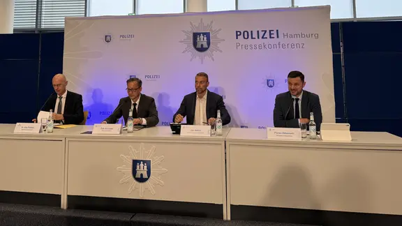 Hamburgs Polizeipräsident Falk Schnabel (2.v.l.) bei einer Pressekonferenz.