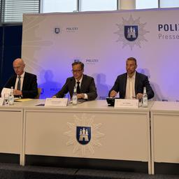 Hamburgs Polizeipräsident Falk Schnabel (2.v.l.) bei einer Pressekonferenz.