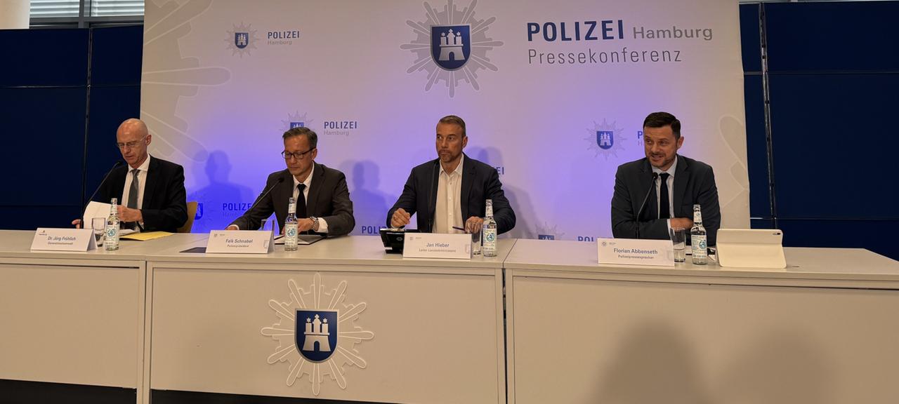 Hamburgs Polizeipräsident Falk Schnabel (2.v.l.) bei einer Pressekonferenz.