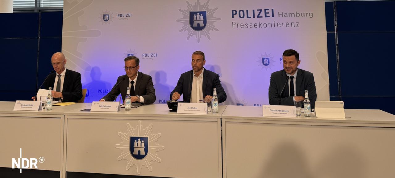 Hamburgs Polizeipräsident Falk Schnabel (2.v.l.) bei einer Pressekonferenz.