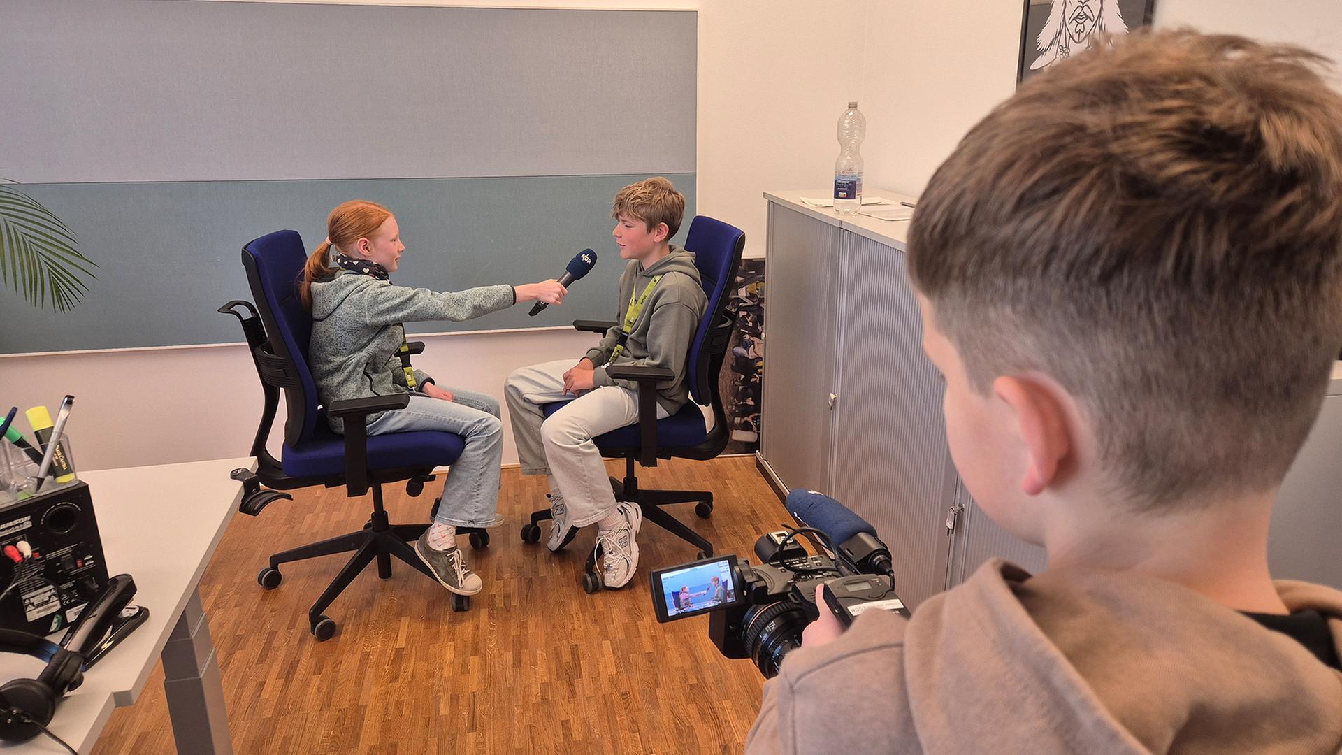 Drei Kinder drehen ein Interview beim NDR. | NDR