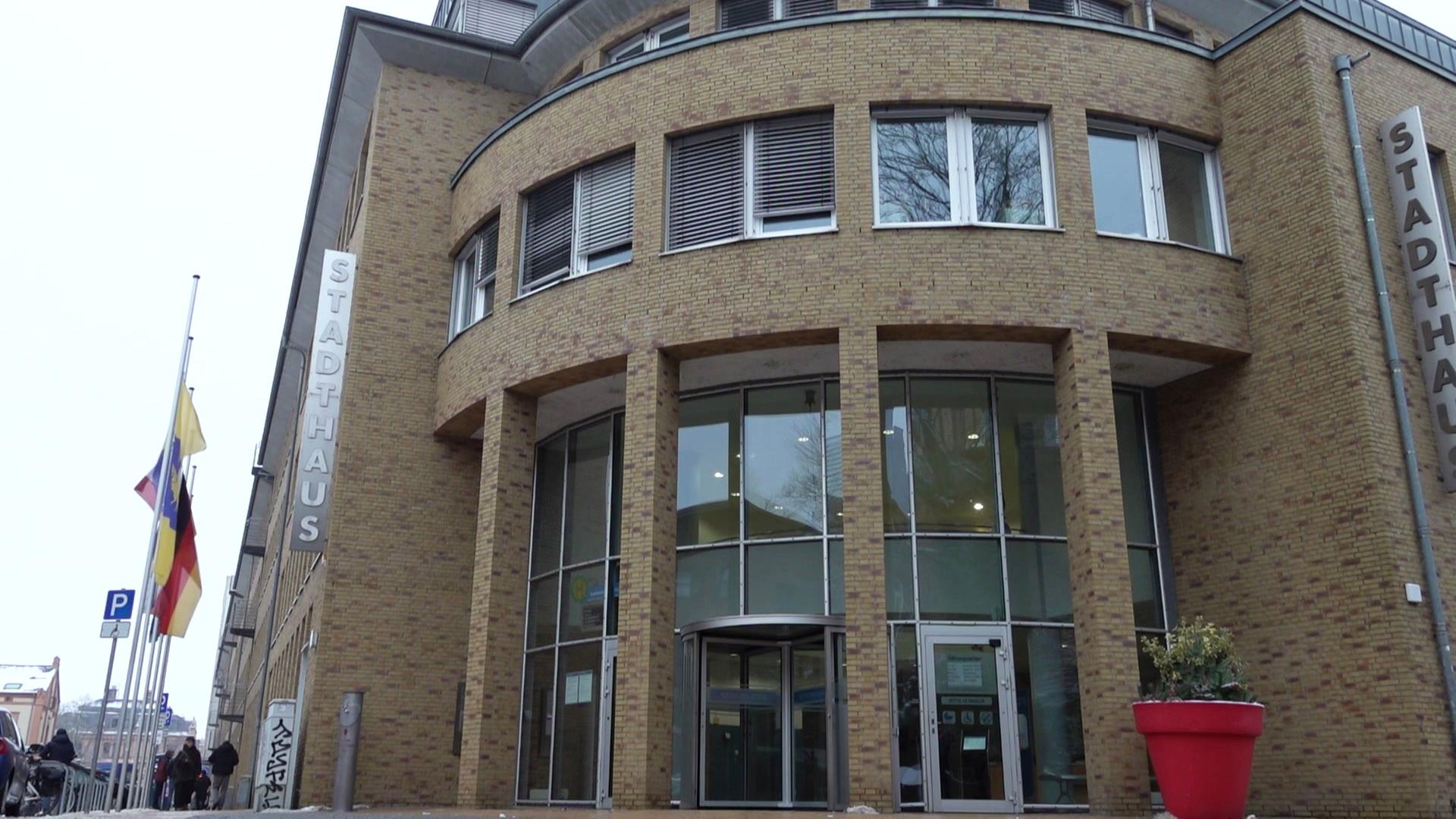 Vorderansicht eines modernen, runden Backsteingebäudes mit dem Schriftzug „Stadthaus“ an zwei Seiten. | Screenshot