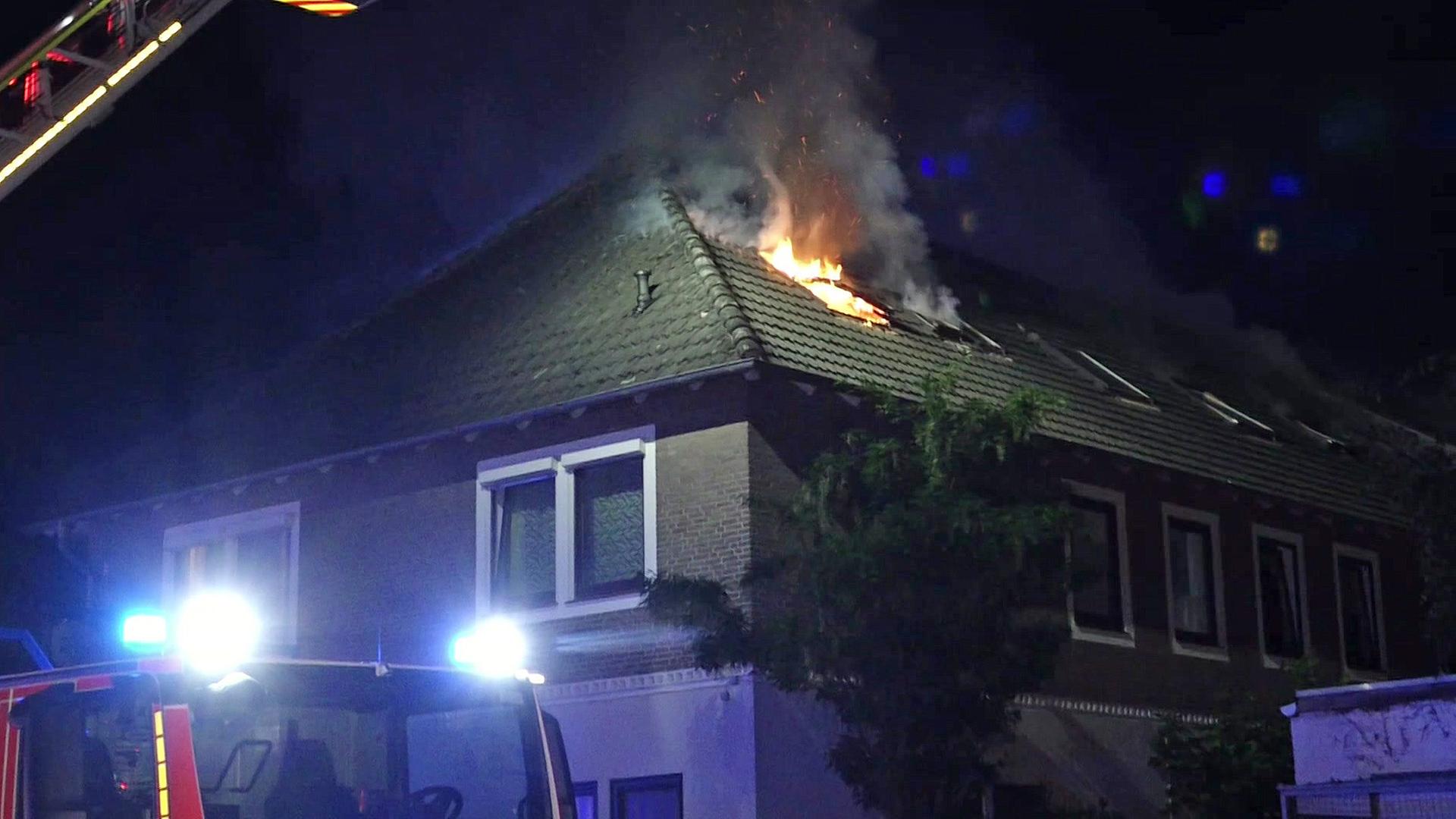 Ein Haus steht in Flammen. | Nord-West-Media TV