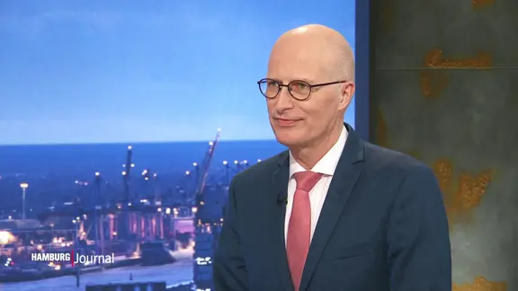 Peter Tschentscher steht im Studio.