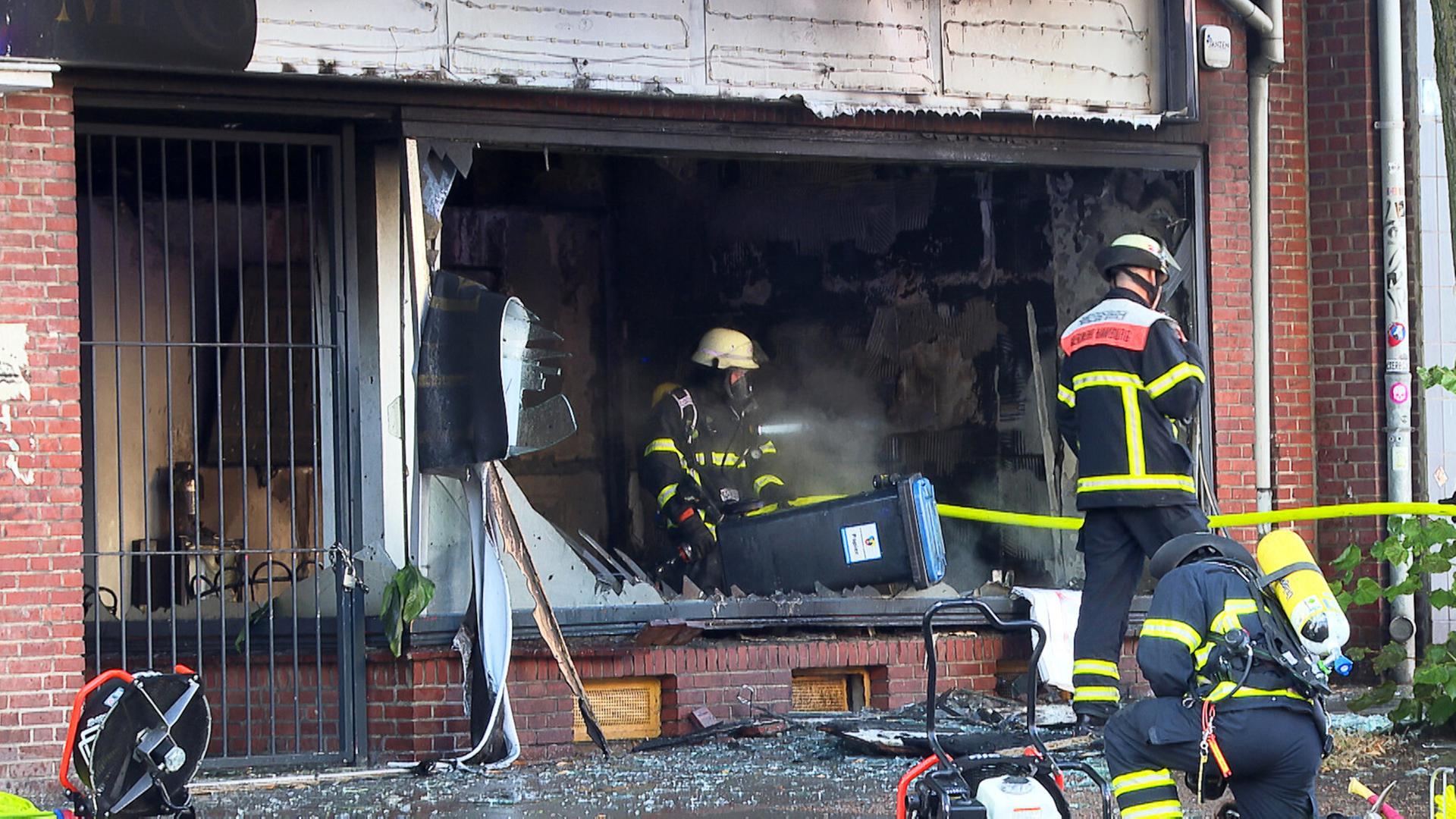Feuer nach Explosion in Kosmetikstudio in Hamburg