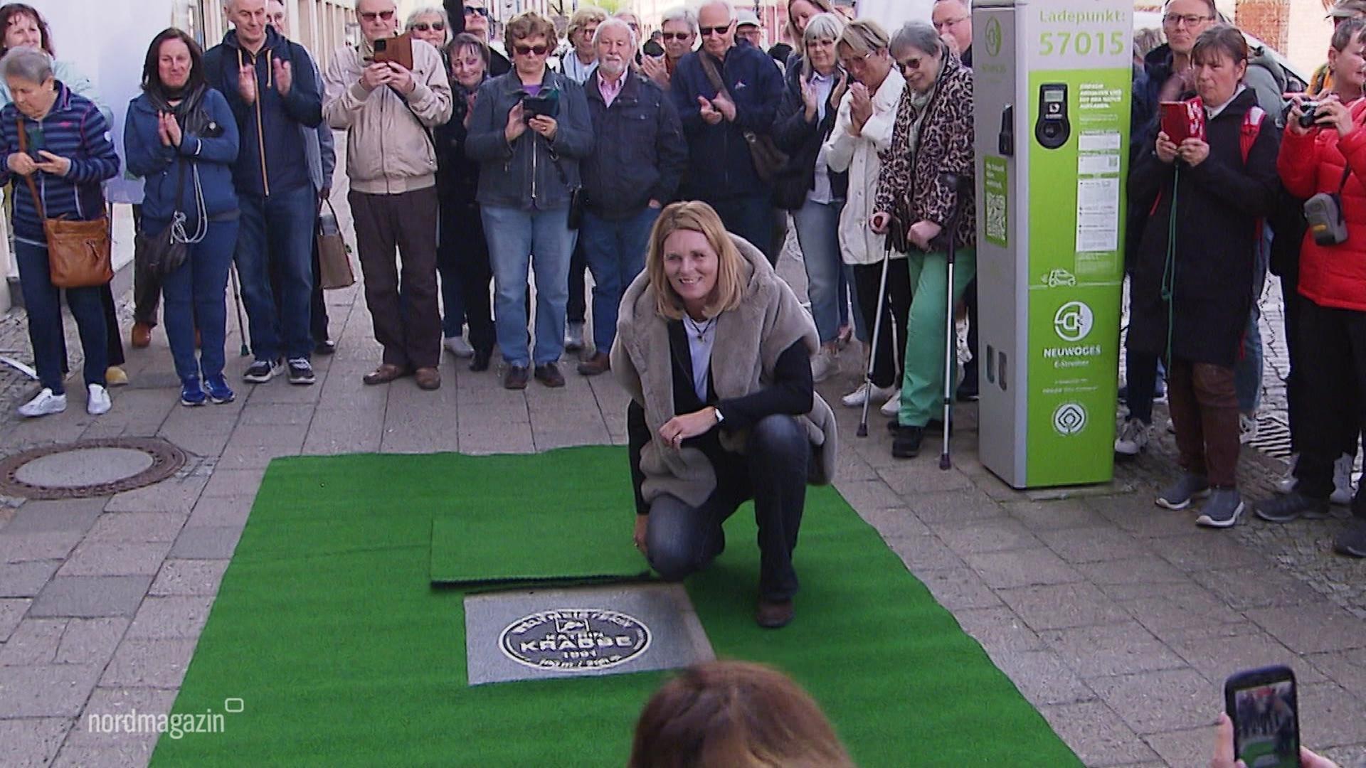 Eine Ehrung zweier Sportlerinnen in Schwerin. | Screenshot