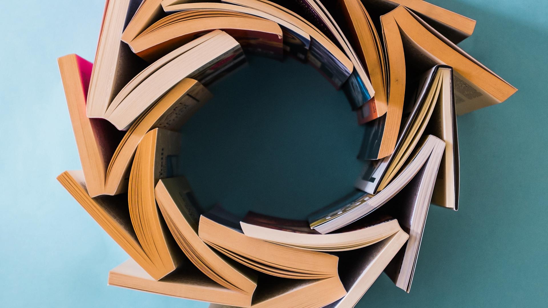 Viele Bücher stehen inneinandergekeilt und bilden einen Kreis (blick von oben). | Suze / Photocase, Suze