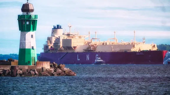 Schwimmendes LNG-Terminal (sieht aus wie ein Tanker) auf Rügen.