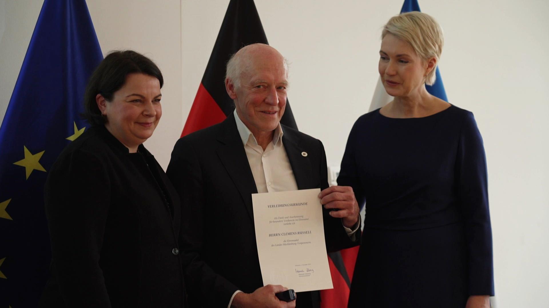 Ehrennadel für freiwilliges Engagement verliehen