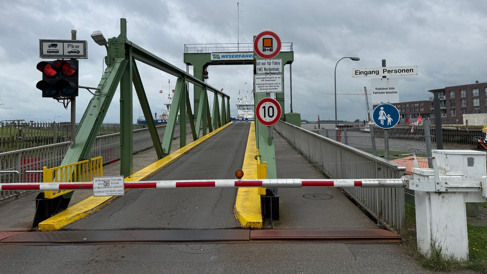 Die Schranke zum Fähranleger der Weserfähre in Bremerhaven ist geschlossen. | Thees Jagels / NDR