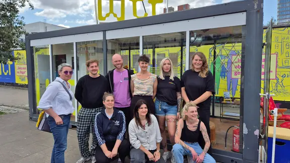 Menschen stehen vor dem Awareness Zentrum in Hamburg-St. Pauli
