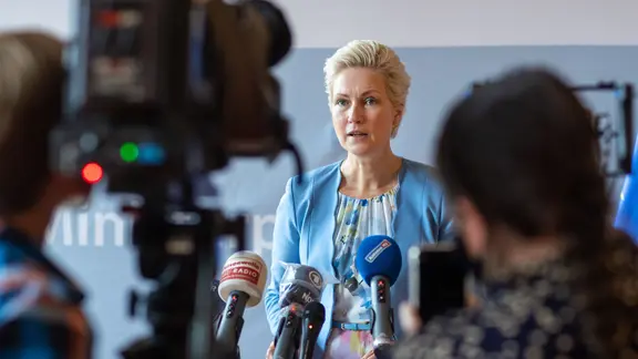 Manuela Schwesig (SPD), Ministerpräsidentin von Mecklenburg-Vorpommern, steht vor mehreren Mikrofonen, Kameras und Journalisten. Archivbild vom 18. August 2020.
