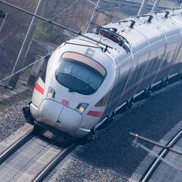 Ein ICE der Deutschen Bahn fährt auf Schienen.
