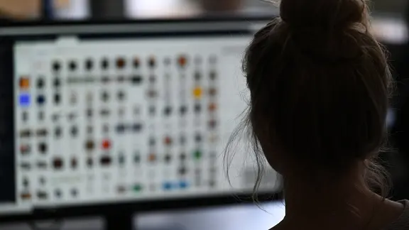 Eine Kriminalbeamte durchsucht das Internet nach Kinderpornografie.