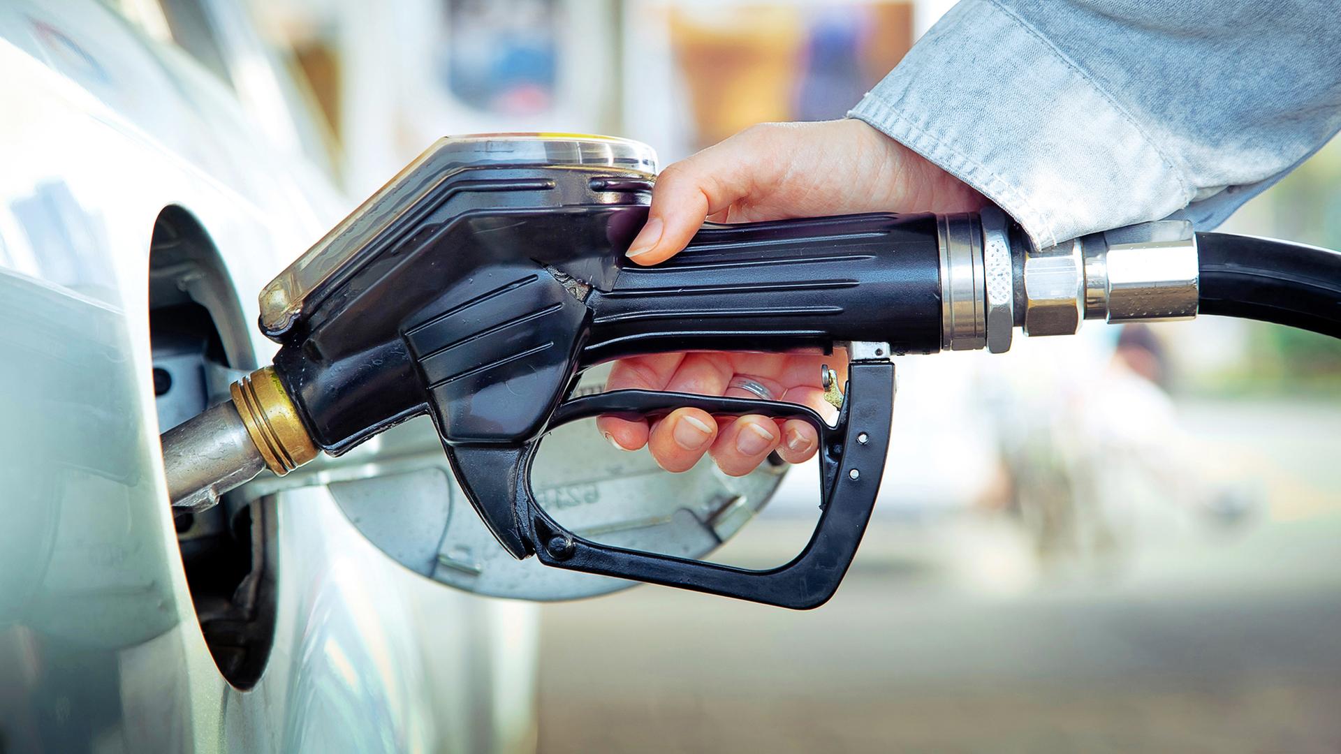 Auto wird mit einer Zapfpistole betankt. | Fotolia / Sandor Jackal