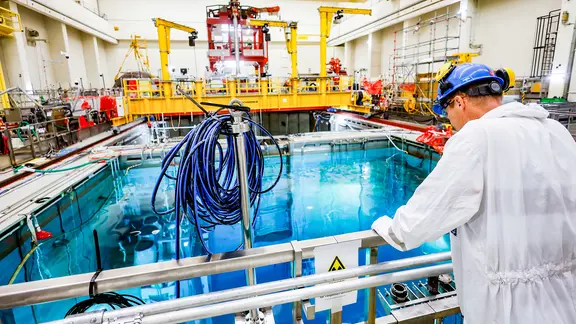 Techniker arbeiten im ehemaligen Reaktorblock des Kernkraftwerks Brunsbüttel.