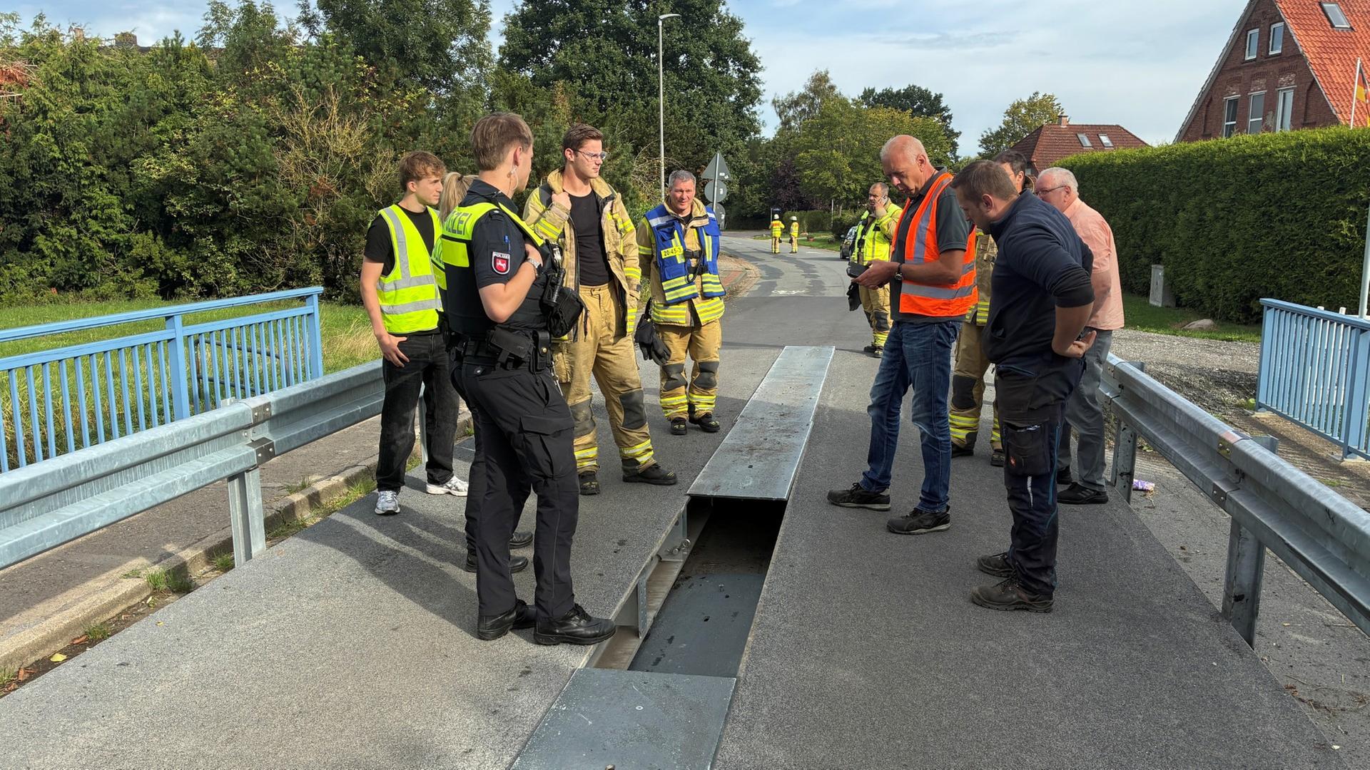 Bützfleth: Auto bricht auf Kanal-Brücke ein
