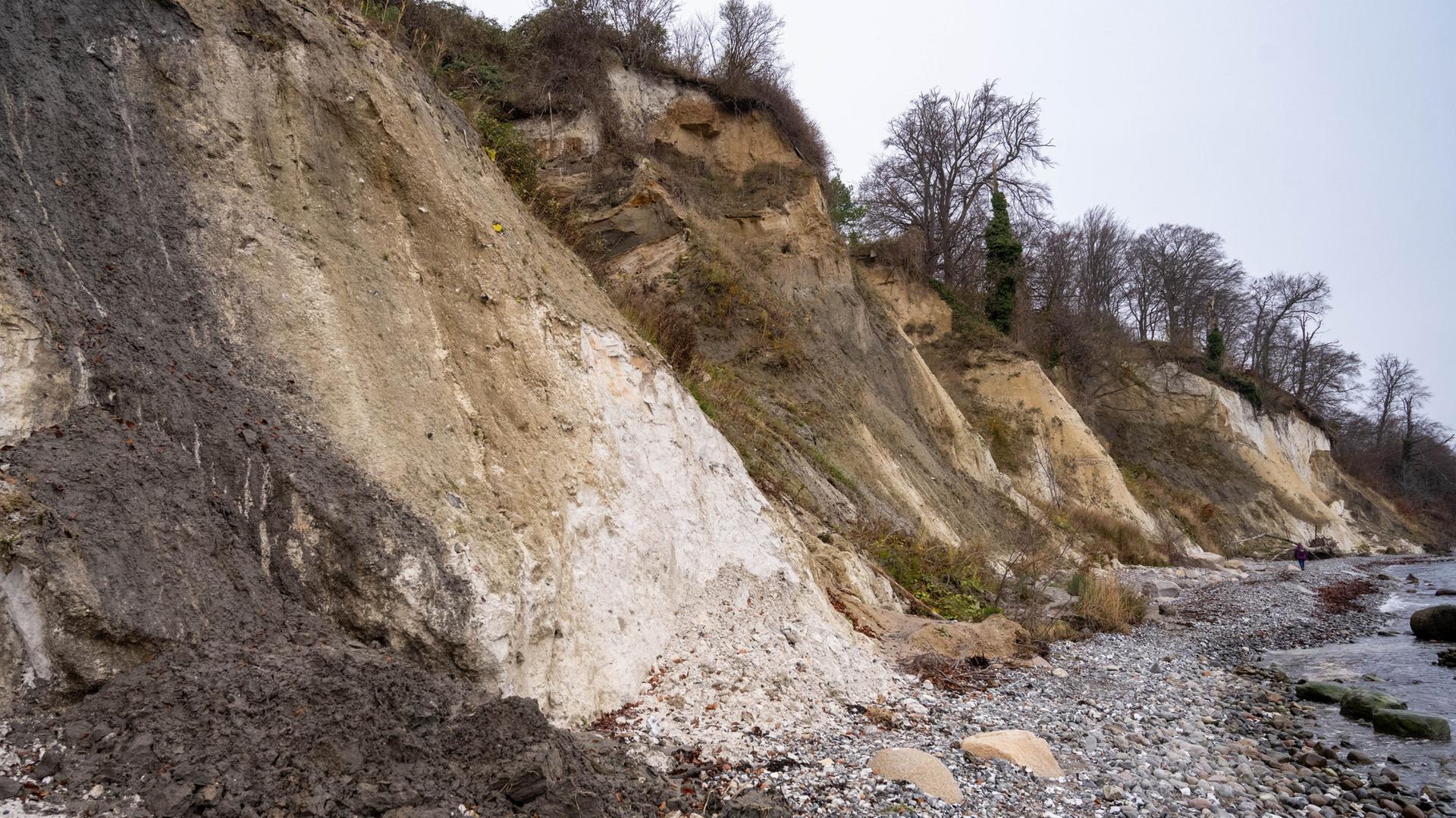 Steilküste auf Rügen: Spaziergängerin im Kreideschlamm stecken geblieben