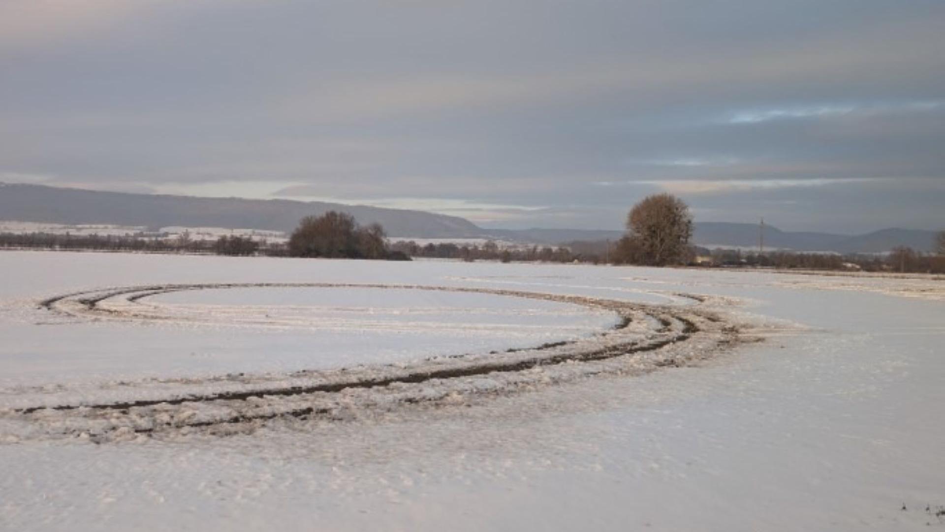 Auf einem mit Schnee bedeckten Acker sind Driftspuren zu sehen. | Polizeiinspektion Hameln-Pyrmont/Holzminden
