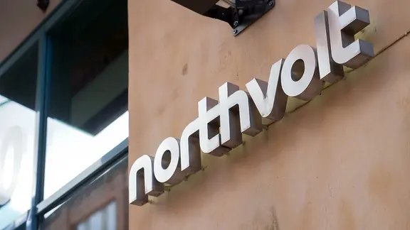 Ein Schild mit den Buchstaben NORTHVOLT hängt an einer Aussenwand der Northvolt-Zentrale in Stockholm.