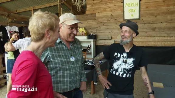 Sven Borchard im Gespräch mit Festivalbesuchern.
